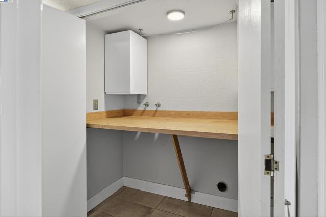 400 Davis St, San Leandro CA: https://media.crmls.org/mediaz/b5918550-d51c-4b0d-ba74-4a596efd5373.jpg
