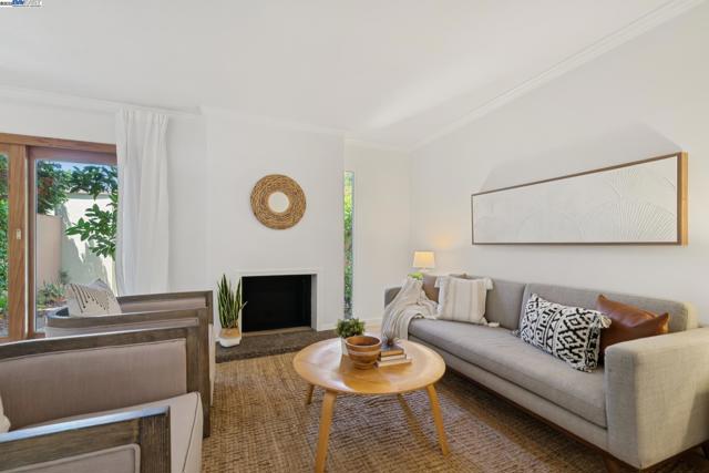 1105 Fontana Dr, Alameda CA: https://media.crmls.org/mediaz/b5922b0a-57a1-4a49-8a5f-f460e6370f92.jpg