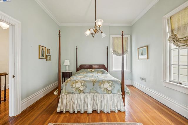 2070 Bush St, San Francisco CA: https://media.crmls.org/mediaz/b5924608-562b-4b38-8db4-a5bc4a18353f.jpg