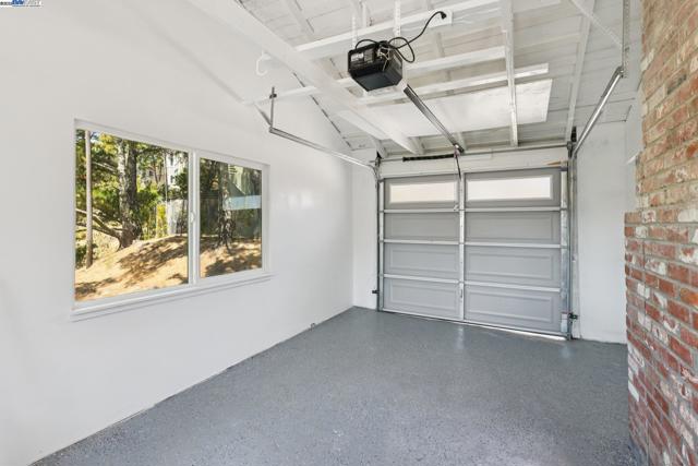 1218 Lattie Ln, Mill Valley CA: https://media.crmls.org/mediaz/b592ee3a-5e53-416a-a0be-e7497ebb5d14.jpg