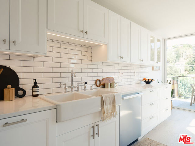 1624 Westerly Terrace, Los Angeles CA: https://media.crmls.org/mediaz/b5938d7c-6a21-4808-ae75-e34e350ffa88.jpg
