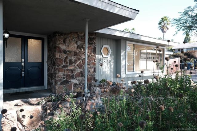 2345 Alta Vista Dr, Vista CA: https://media.crmls.org/mediaz/b593a1eb-60ed-4eb0-b74d-e973973ab18e.jpg