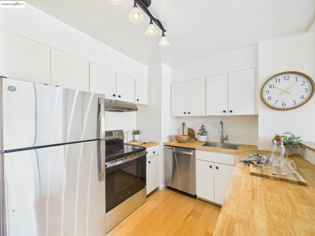 320 Lee St, Oakland CA: https://media.crmls.org/mediaz/b5942195-ad5f-4fdf-89d7-06a4295d57da.jpg