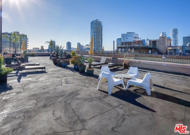 215 W 7th Street, Los Angeles CA: https://media.crmls.org/mediaz/b5942d9c-8feb-4545-a8af-a3b440b63b51.jpg
