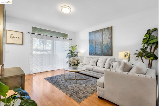2912 Flint St, Union City CA: https://media.crmls.org/mediaz/b594887a-d637-4b52-9578-c5c99bb7e401.jpg