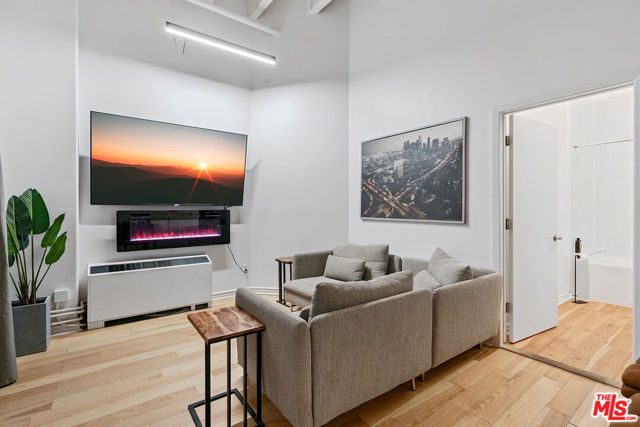312 W 5th Street, Los Angeles CA: https://media.crmls.org/mediaz/b5951d96-647e-40a2-9bbf-0c51f030e1dd.jpg