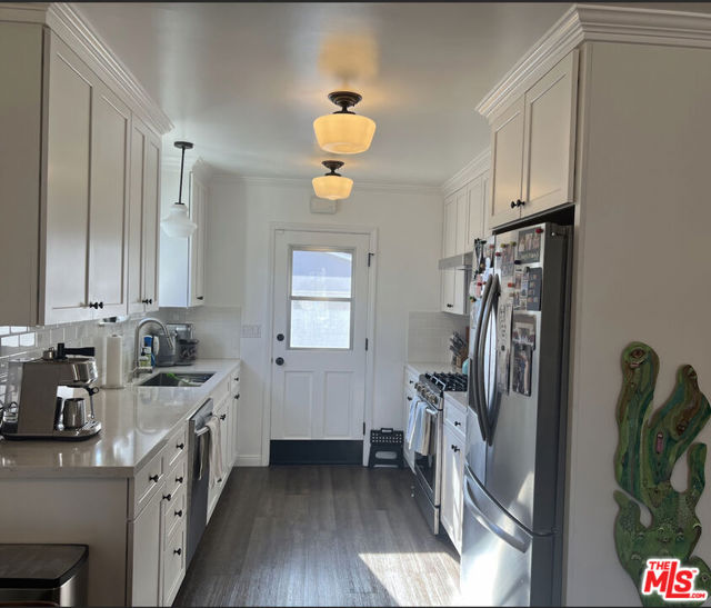 3125 Stanford Avenue, Venice CA: https://media.crmls.org/mediaz/b5974eaa-c7fd-4ecb-8651-214093726b07.jpg