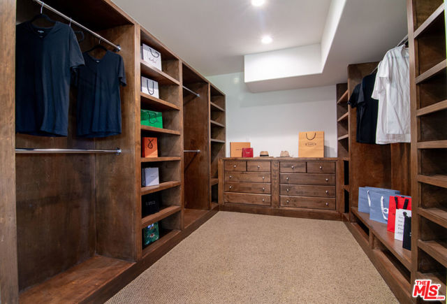 3908 Fairway Avenue, Studio City CA: https://media.crmls.org/mediaz/b5988357-c4e0-4dda-a23c-df2b2b02a4d2.jpg