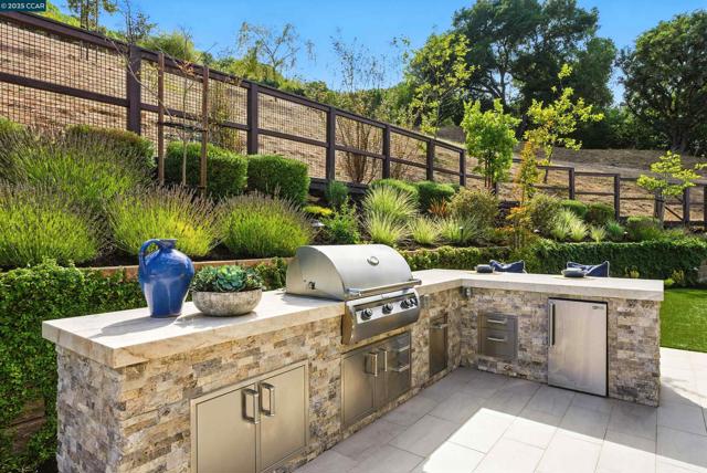 22 W Hill Way, Orinda CA: https://media.crmls.org/mediaz/b598d457-6230-4289-90bd-746435d87899.jpg