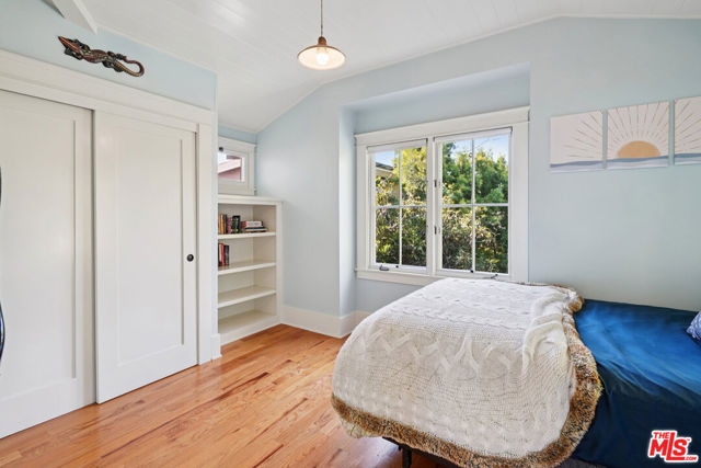 813 Crestmoore Place, Venice CA: https://media.crmls.org/mediaz/b599a815-a5c3-47fc-9ae4-c8f9b70e1bbd.jpg