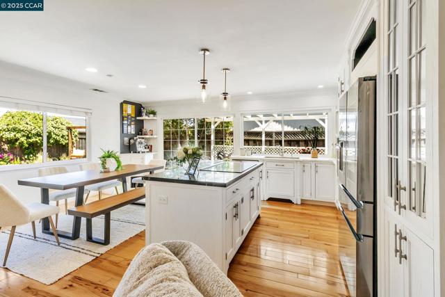 16 Belfast Pl, San Ramon CA: https://media.crmls.org/mediaz/b599b246-7bd3-401d-811e-356969dfc7bf.jpg