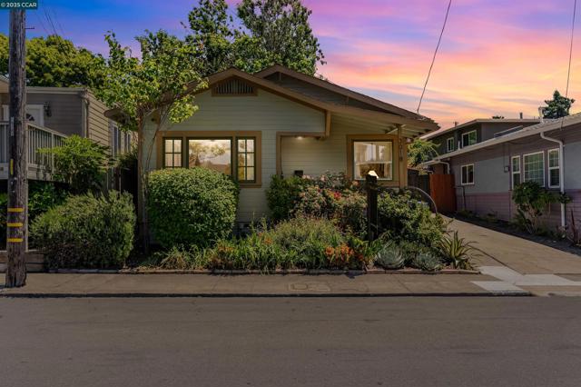 3018 Courtland Ave, Oakland CA: https://media.crmls.org/mediaz/b599f7fc-e985-4c31-9b39-f1821774baf2.jpg