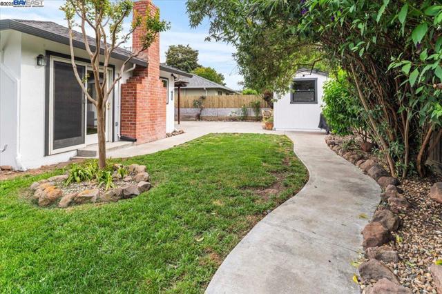 3231 Esperanza Dr, Concord CA: https://media.crmls.org/mediaz/b599fa84-0666-4d79-a155-9de0f343a66b.jpg