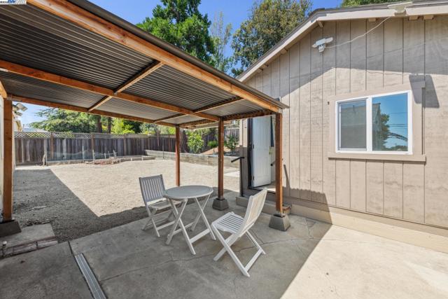 14886 Wake Ave, San Leandro CA: https://media.crmls.org/mediaz/b59a00cc-1e76-4604-abd1-01c86b6f9e91.jpg