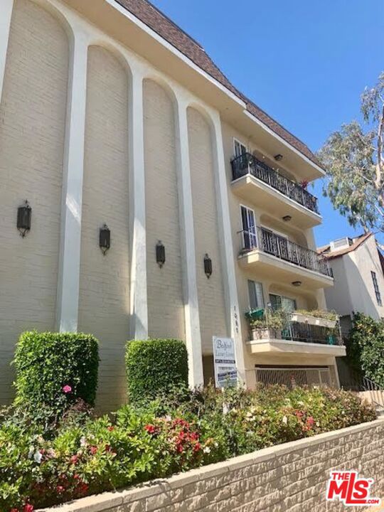 1097 S Bedford Drive, Los Angeles CA: https://media.crmls.org/mediaz/b59a6449-713b-41b3-bcd5-06f72156566f.jpg