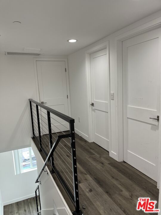 2121 S Burnside Avenue, Los Angeles CA: https://media.crmls.org/mediaz/b59aafc7-fb30-47d8-a830-717fbdb0f3ca.jpg