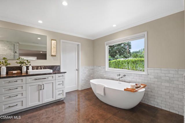 1658 La Granada Drive, Thousand Oaks CA: https://media.crmls.org/mediaz/b59c42cf-ac34-4cad-b4d4-2f7f27efe4e1.jpg