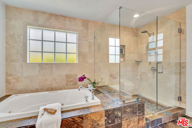 6001 Oakdale Avenue, Woodland Hills CA: https://media.crmls.org/mediaz/b59cb6a1-448f-4e3c-95a1-18d8e12629c8.jpg