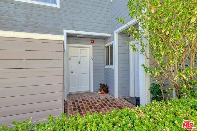 12416 Moorpark Street, A photo 3