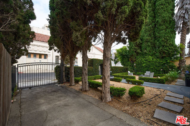 6110 N De Longpre Avenue, Los Angeles CA: https://media.crmls.org/mediaz/b59dbc2b-3c24-400b-bf21-3f9bd0fdb33a.jpg