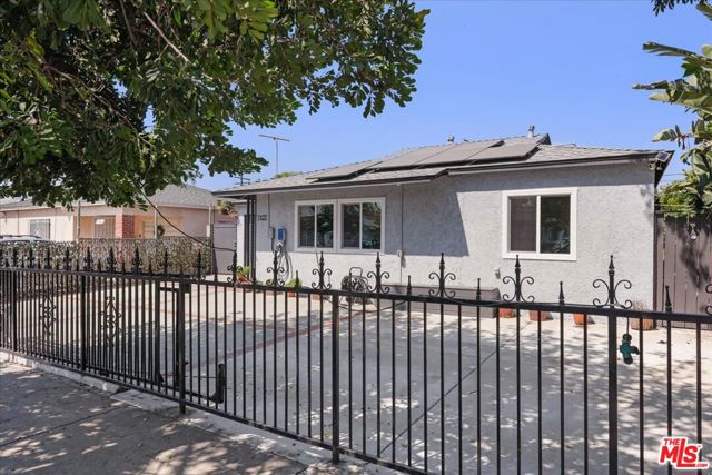 7427 Cleon Avenue, Sun Valley CA: https://media.crmls.org/mediaz/b5a00f54-ca58-413a-8ca1-471d82c70376.jpg