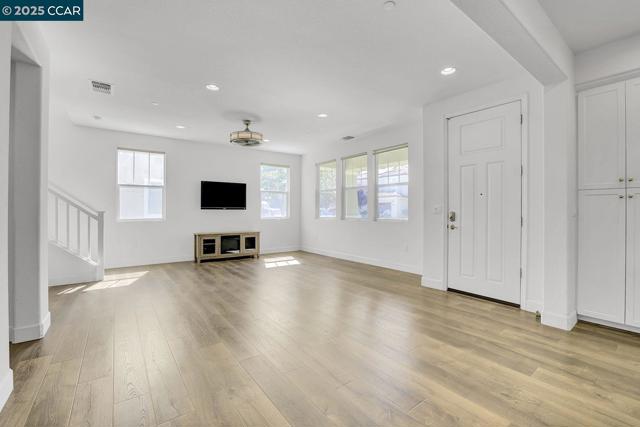 330 Pacifica Dr, Brentwood CA: https://media.crmls.org/mediaz/b5a1ace9-2d26-462e-be0c-dcda7d37b975.jpg