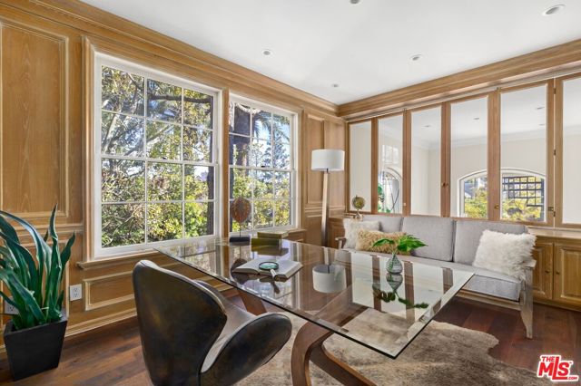 12320 Ridge Circle, Los Angeles CA: https://media.crmls.org/mediaz/b5a1ee5f-d170-4437-b5db-be0a112d30f8.jpg