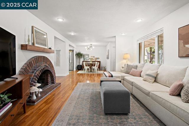 66 Del Hambre Cir, Walnut Creek CA: https://media.crmls.org/mediaz/b5a38548-9dc5-4bb8-a4e8-88e374c02938.jpg