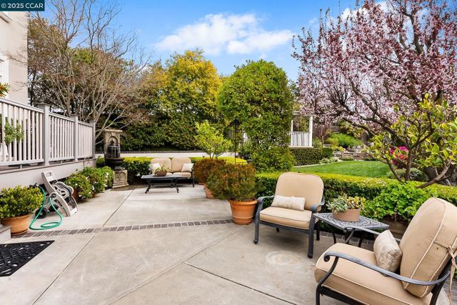 1620 Saint Francis Ct, Benicia CA: https://media.crmls.org/mediaz/b5a43cf9-2dca-4e7d-a00c-c19c03b27390.jpg