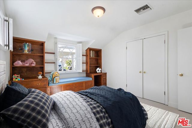 12848 Tiara Street, Valley Village CA: https://media.crmls.org/mediaz/b5a4c028-3821-47c0-a274-52769f7bbf68.jpg