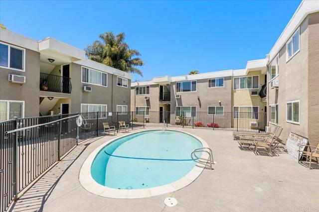 Detail Gallery Image 4 of 4 For 6602 Beadnell Way #10,  San Diego,  CA 92117 - 2 Beds | 2 Baths