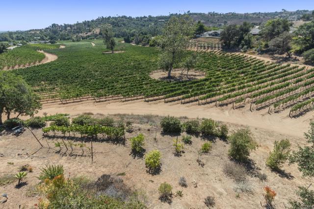 2839 Lakemont Drive, Fallbrook CA: https://media.crmls.org/mediaz/b5a629e6-150c-4be4-a01a-0faf92150abe.jpg