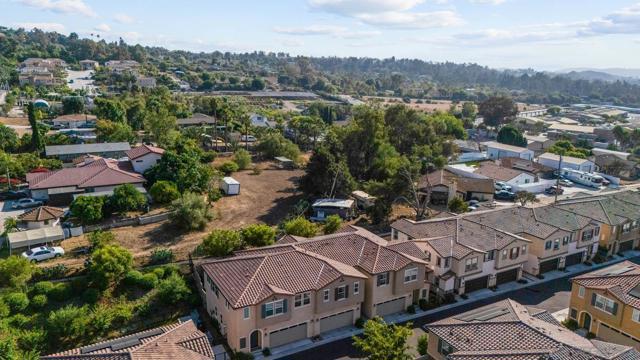 3135 Linwood St, Vista CA: https://media.crmls.org/mediaz/b5a6963b-f150-4e5a-8196-33b0175a9367.jpg