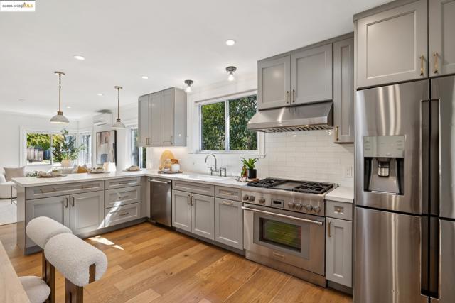 1642 10Th St, Berkeley CA: https://media.crmls.org/mediaz/b5a6ca8e-ef07-4ba9-b00a-141008adf945.jpg