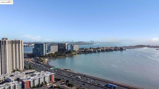 6400 Christie AVE, Emeryville CA: https://media.crmls.org/mediaz/b5a71135-9c56-405b-b261-e59391109dbd.jpg