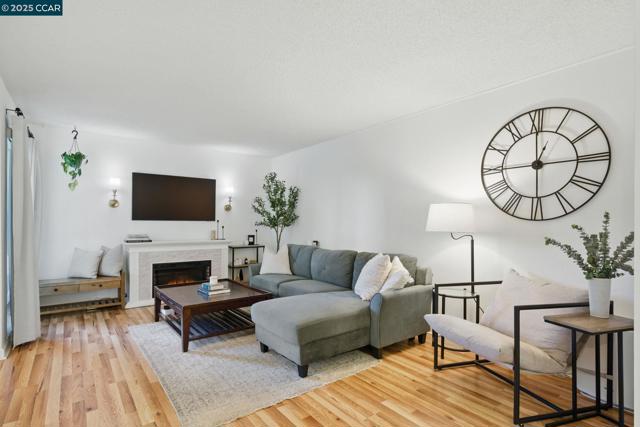 1700 Laguna St, Concord CA: https://media.crmls.org/mediaz/b5a716c7-3d88-4dee-8670-c7a9dd65506a.jpg