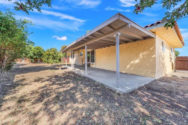 1660 Sycamore Dr., Chula Vista CA: https://media.crmls.org/mediaz/b5a74d57-b0e6-49d8-9725-2331b4bcf432.jpg