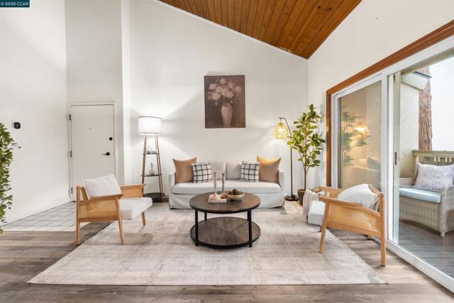 2720 Oak Rd, Walnut Creek CA: https://media.crmls.org/mediaz/b5a84be5-1cf0-452f-bacf-b71425d3d8a1.jpg