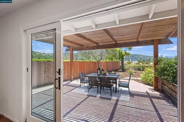 11 Breck Ct, Moraga CA: https://media.crmls.org/mediaz/b5a85003-8bf3-4e33-b04d-e1004964a84c.jpg