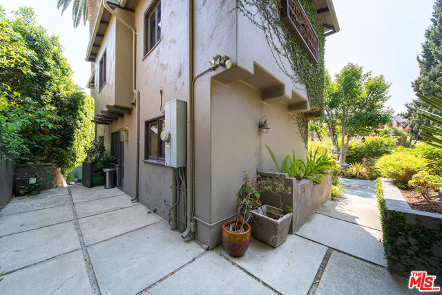 6626 Cahuenga Terrace, Los Angeles CA: https://media.crmls.org/mediaz/b5a8d8bb-0672-429e-b8ac-067da37ae0df.jpg