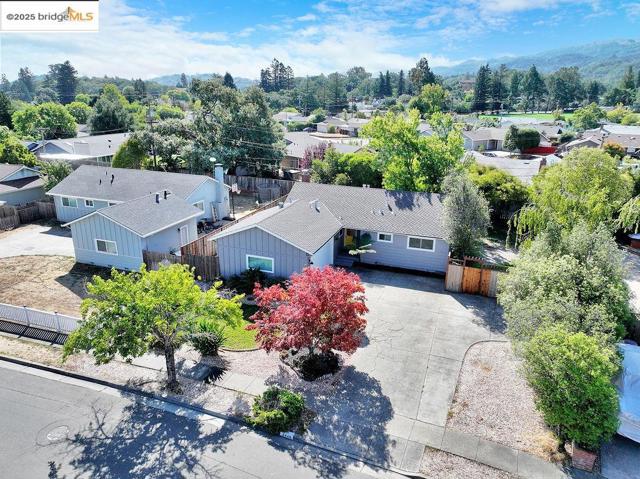 2449 Center Rd, Novato CA: https://media.crmls.org/mediaz/b5a9275d-7d3e-4664-9f29-381e6c8a9a01.jpg
