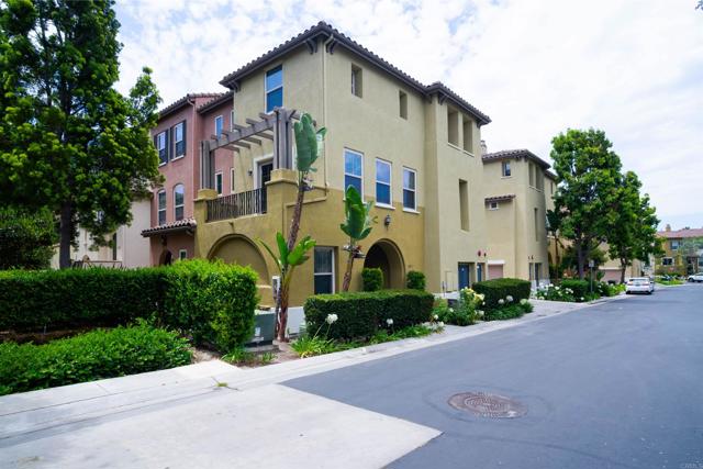 Detail Gallery Image 2 of 34 For 1295 Haglar #1,  Chula Vista,  CA 91913 - 3 Beds | 3/1 Baths