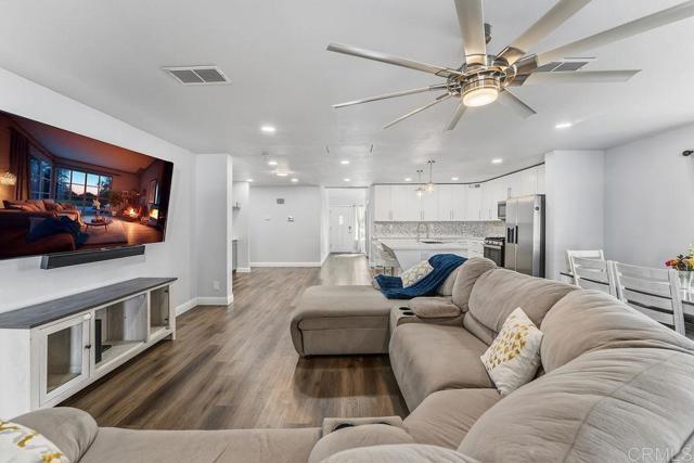 927 Cottonwood Court, Corona CA: https://media.crmls.org/mediaz/b5a95ed5-a2d3-4111-8fba-81d51078e430.jpg