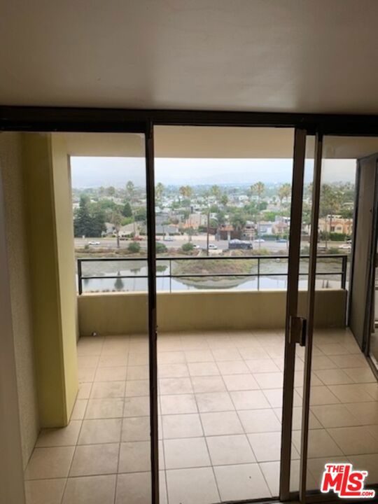 4265 Marina City Dr, Marina del Rey CA: https://media.crmls.org/mediaz/b5aa0c4a-5adb-4fa9-b5ea-f9cd0cb3b746.jpg