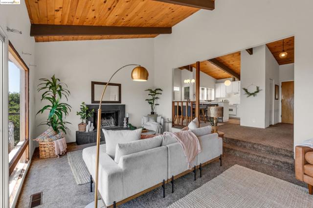 2001 Manzanita Dr, Oakland CA: https://media.crmls.org/mediaz/b5aa0fe5-8e33-4e69-ade0-197146de98da.jpg