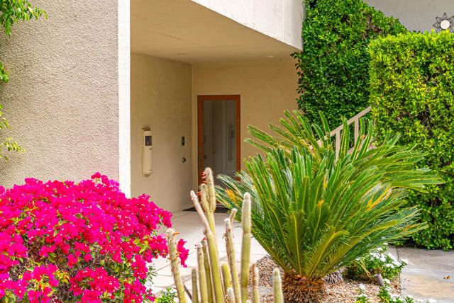 477 Desert Lakes Drive, Palm Springs CA: https://media.crmls.org/mediaz/b5aa1a58-95a3-4ff9-8bdb-e2aeb25618d7.jpg