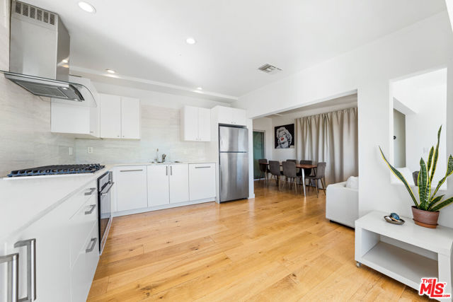8494 Cole Crest Drive, Los Angeles CA: https://media.crmls.org/mediaz/b5aa7cbb-02b7-4c46-8d81-a5134fc59e72.jpg
