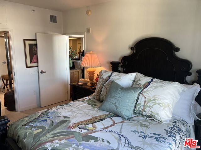 13700 Marina Pointe Drive, Marina del Rey CA: https://media.crmls.org/mediaz/b5aa8ae0-88c2-4f65-9832-01c2ddd8f943.jpg