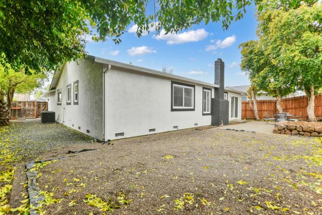 948 Golden Leaf Way, Pittsburg CA: https://media.crmls.org/mediaz/b5aadb41-39b7-42bc-88a3-1bc0c5f22130.jpg