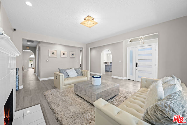 15042 Valleyheart Drive, Sherman Oaks CA: https://media.crmls.org/mediaz/b5aaea7a-c6ac-48f2-b1fe-3cab5911d0a3.jpg